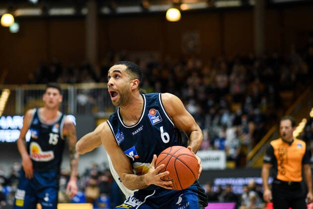 Elias Lasisi (Merlins Crailsheim) am Ball, GER, HAKRO Merlins Crailsheim vs. Hamburg Towers, 20.11.2021, 8. Spieltag easycredit Basketball Bundesliga, Spielzeit 2021 2022. GER, HAKRO Merlins Crailsheim vs. Hamburg Towers, 20.11.2021, 8. Spieltag easycredit Basketball Bundesliga, Spielzeit 2021 2022. Crailsheim Copyright: xEibner MichaelxMemmlerx EP_MMR