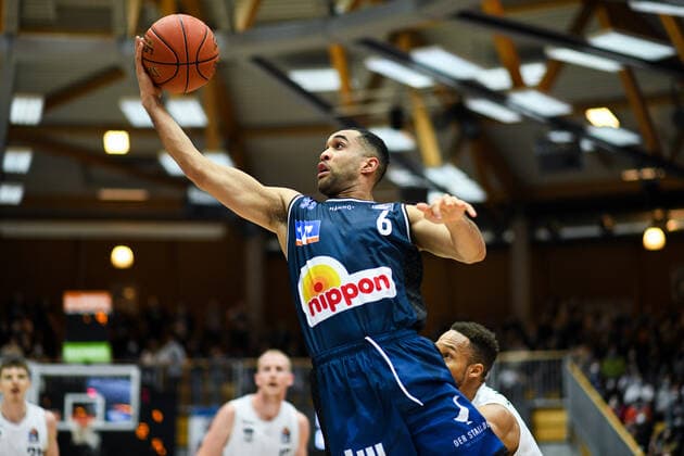 Elias Lasisi (Merlins Crailsheim) am Korb, GER, HAKRO Merlins Crailsheim vs. Hamburg Towers, 20.11.2021, 8. Spieltag easycredit Basketball Bundesliga, Spielzeit 2021 2022. GER, HAKRO Merlins Crailsheim vs. Hamburg Towers, 20.11.2021, 8. Spieltag easycredit Basketball Bundesliga, Spielzeit 2021 2022. Crailsheim Copyright: xEibner MichaelxMemmlerx EP_MMR