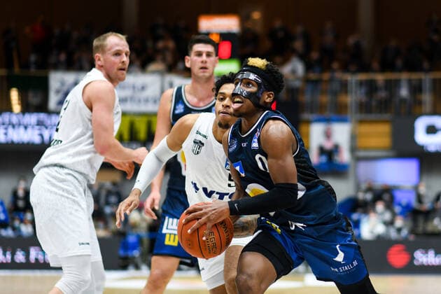 T.J. Shorts (Merlins Crailsheim) im Zweikampf mit Caleb Homesley (Hamburg Towers), GER, HAKRO Merlins Crailsheim vs. Hamburg Towers, 20.11.2021, 8. Spieltag easycredit Basketball Bundesliga, Spielzeit 2021 2022. GER, HAKRO Merlins Crailsheim vs. Hamburg Towers, 20.11.2021, 8. Spieltag easycredit Basketball Bundesliga, Spielzeit 2021 2022. Crailsheim Copyright: xEibner MichaelxMemmlerx EP_MMR