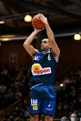 Elias Lasisi (Merlins Crailsheim) am Ball, GER, HAKRO Merlins Crailsheim vs. Hamburg Towers, 20.11.2021, 8. Spieltag easycredit Basketball Bundesliga, Spielzeit 2021 2022. GER, HAKRO Merlins Crailsheim vs. Hamburg Towers, 20.11.2021, 8. Spieltag easycredit Basketball Bundesliga, Spielzeit 2021 2022. Crailsheim Copyright: xEibner MichaelxMemmlerx EP_MMR