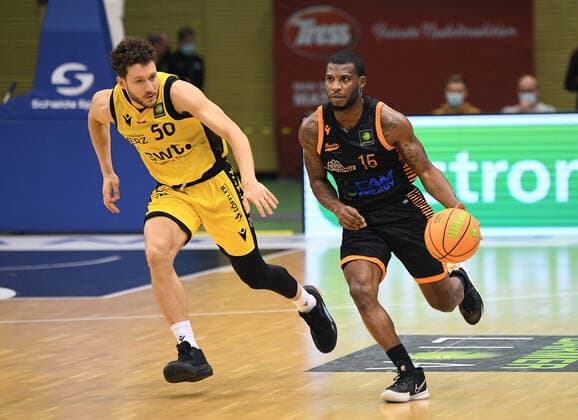 Basketball 2. Bundesliga 2021 2022 11. Spieltag 20.11.2021 in Rottenburg Tigers Tuebingen - RASTA Vechta James Washington (re, RASTA Vechta) gegen Joanic Gruettner Bacoul (li, Tigers)