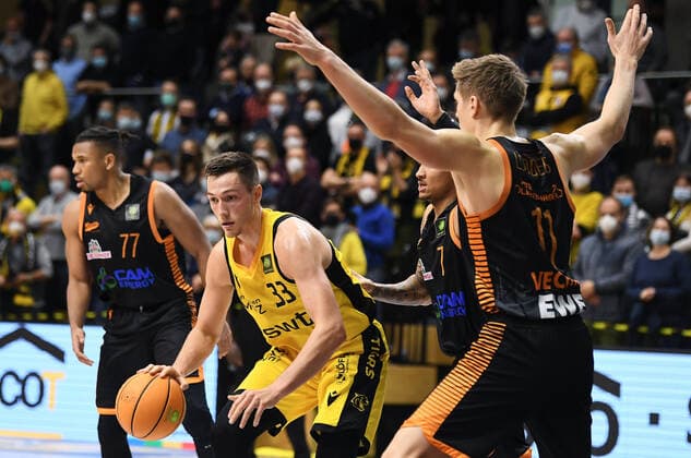 Basketball 2. Bundesliga 2021 2022 11. Spieltag 20.11.2021 in Rottenburg Tigers Tuebingen - RASTA Vechta Ryan Richard Mikesell (Mitte, Tigers) gegen Robin Lodders (re, RASTA Vechta) und A.J. Turner (2.v.re, RASTA Vechta)