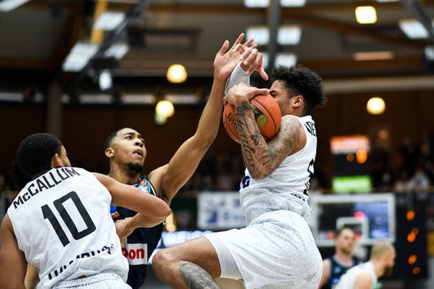 Jaren Lewis (Merlins Crailsheim) im Zweikampf mit Caleb Homesley (Hamburg Towers), GER, HAKRO Merlins Crailsheim vs. Hamburg Towers, 20.11.2021, 8. Spieltag easycredit Basketball Bundesliga, Spielzeit 2021 2022. GER, HAKRO Merlins Crailsheim vs. Hamburg Towers, 20.11.2021, 8. Spieltag easycredit Basketball Bundesliga, Spielzeit 2021 2022. Crailsheim Copyright: xEibner MichaelxMemmlerx EP_MMR