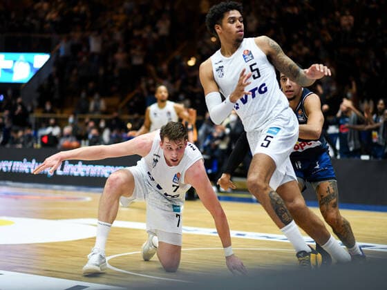 Lukas Meisner (Hamburg Towers), Caleb Homesley (Hamburg Towers) unzufrieden, GER, HAKRO Merlins Crailsheim vs. Hamburg Towers, 20.11.2021, 8. Spieltag easycredit Basketball Bundesliga, Spielzeit 2021 2022. GER, HAKRO Merlins Crailsheim vs. Hamburg Towers, 20.11.2021, 8. Spieltag easycredit Basketball Bundesliga, Spielzeit 2021 2022. Crailsheim Copyright: xEibner MichaelxMemmlerx EP_MMR