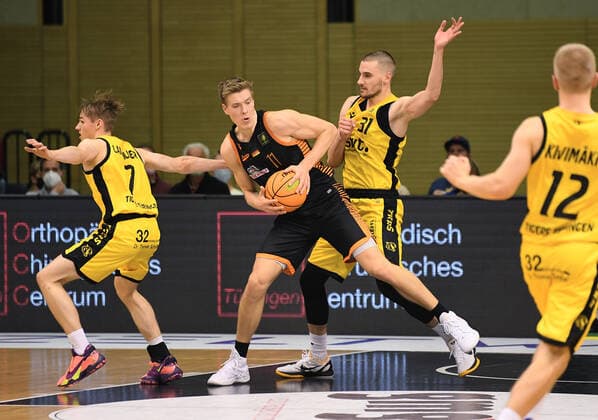 Basketball 2. Bundesliga 2021 2022 11. Spieltag 20.11.2021 in Rottenburg Tigers Tuebingen - RASTA Vechta Erol Ersek (Mitte, RASTA Vechta) gegen Daniel Keppeler (re, Tigers) und Timo Lanmueller (li, Tigers)