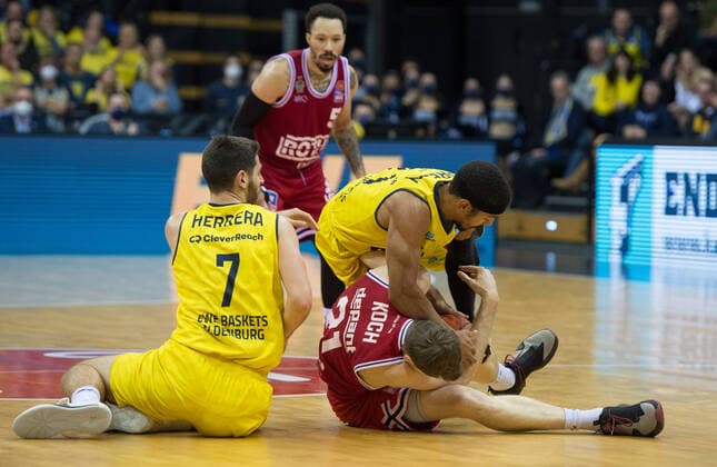 GER, Basketball,BCL, EWE Baskets Oldenburg vs JobStairs Giessen 46ers 20.11.2021, EWE Arena, Oldenburg, GER, easy Credit-BBL, EWE Baskets Oldenburg vs JobStairs Giessen 46ers , im Bild Der Kampf um den Ball Phil PRESSEY ( EWE Baskets Oldenburg 11 ) Florian KOCH( JobStairs Giessen 46ers 21 ) Sebastian HERRERA ( EWE Baskets Oldenburg 7 ) Kyan ANDERSON( JobStairs Giessen 46ers 5 )