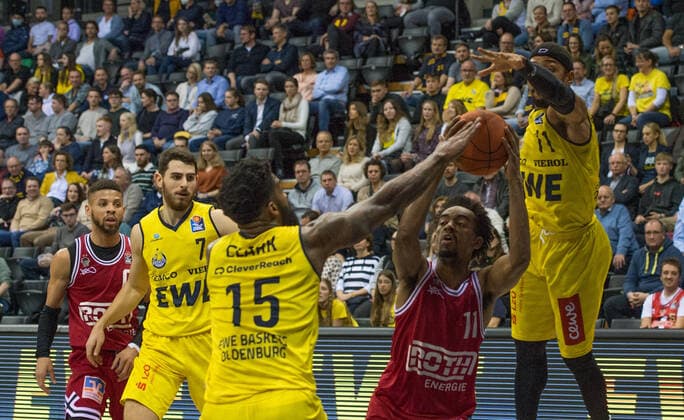 GER, Basketball,BCL, EWE Baskets Oldenburg vs JobStairs Giessen 46ers 20.11.2021, EWE Arena, Oldenburg, GER, easy Credit-BBL, EWE Baskets Oldenburg vs JobStairs Giessen 46ers , im Bild Jalen TATE( JobStairs Giessen 46ers 11 ) Cameron CLARK ( EWE Baskets Oldenburg 15 ) Phil PRESSEY ( EWE Baskets Oldenburg 11 ) Sebastian HERRERA ( EWE Baskets Oldenburg 7 )
