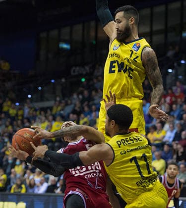 GER, Basketball,BCL, EWE Baskets Oldenburg vs JobStairs Giessen 46ers 20.11.2021, EWE Arena, Oldenburg, GER, easy Credit-BBL, EWE Baskets Oldenburg vs JobStairs Giessen 46ers , im Bild kein Foul Phil PRESSEY ( EWE Baskets Oldenburg 11 ) Kyan ANDERSON( JobStairs Giessen 46ers 5 ) Martin BREUNING ( EWE Baskets Oldenburg 12 )