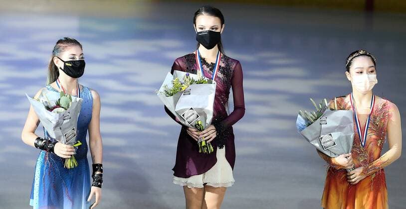 France Figure skating, Eiskunstlauf Grand Prix Series Award Ceremony 6700877 20.11.2021 Silver medalist Russia s Alyona Kostornaya, gold medalist Russia s Anna Shcherbakova and bronze medalist Japan s Wakaba Higuchi pose during an award ceremony for the women s free program during the Grand Prix of Figure Skating at the Patinoire Polesud, in Grenoble, France. Olga Besnard Sputnik Grenobl France  Copyright: xOlgaxBesnardx