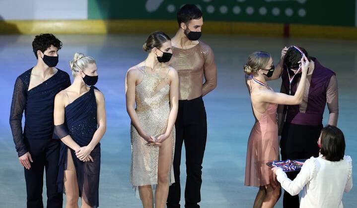 France Figure skating, Eiskunstlauf Grand Prix Series Award Ceremony 6700889 20.11.2021 From left, silver medalists Canada s Piper Gilles and Paul Poirier, gold medalists France s Gabriella Papadakis and Guillaume Cizeron, and bronze medalists Russia s Alexandra Stepanova and Ivan Bukin attend an award ceremony for the pairs free dance during the Grand Prix of Figure Skating at the Patinoire Polesud, in Grenoble, France. Olga Besnard Sputnik Grenobl France  Copyright: xOlgaxBesnardx
