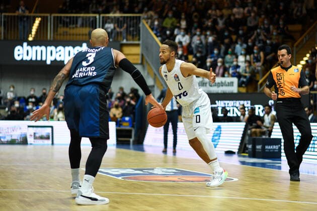 Jaylon Brown (Hamburg Towers) im Zweikampf mit Maurice Stuckey (Merlins Crailsheim). GER, HAKRO Merlins Crailsheim vs. Hamburg Towers, 20.11.2021, 8. Spieltag easycredit Basketball Bundesliga, Spielzeit 2021 2022. GER, HAKRO Merlins Crailsheim vs. Hamburg Towers, 20.11.2021, 8. Spieltag easycredit Basketball Bundesliga, Spielzeit 2021 2022. Crailsheim Copyright: xEibner MichaelxMemmlerx EP_MMR