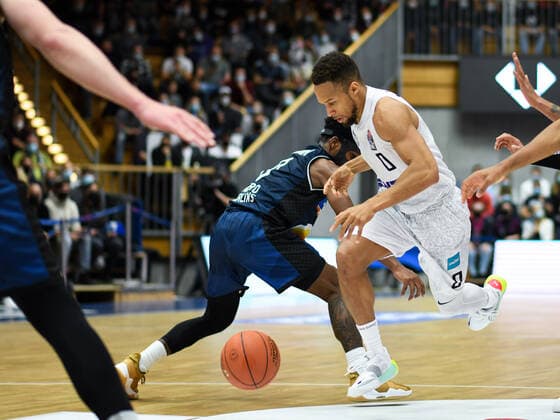 Jaylon Brown (Hamburg Towers) im Zweikampf mit T.J. Shorts (Merlins Crailsheim), GER, HAKRO Merlins Crailsheim vs. Hamburg Towers, 20.11.2021, 8. Spieltag easycredit Basketball Bundesliga, Spielzeit 2021 2022. GER, HAKRO Merlins Crailsheim vs. Hamburg Towers, 20.11.2021, 8. Spieltag easycredit Basketball Bundesliga, Spielzeit 2021 2022. Crailsheim Copyright: xEibner MichaelxMemmlerx EP_MMR