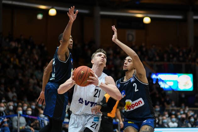 Justus Hollatz (Hamburg Towers) im Zweikampf mit Jared Savage (Merlins Crailsheim), Jaren Lewis (Merlins Crailsheim), GER, HAKRO Merlins Crailsheim vs. Hamburg Towers, 20.11.2021, 8. Spieltag easycredit Basketball Bundesliga, Spielzeit 2021 2022. GER, HAKRO Merlins Crailsheim vs. Hamburg Towers, 20.11.2021, 8. Spieltag easycredit Basketball Bundesliga, Spielzeit 2021 2022. Crailsheim Copyright: xEibner MichaelxMemmlerx EP_MMR