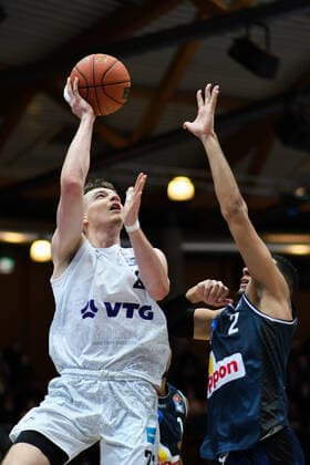 Justus Hollatz (Hamburg Towers) am Korb gegen Jared Savage (Merlins Crailsheim), GER, HAKRO Merlins Crailsheim vs. Hamburg Towers, 20.11.2021, 8. Spieltag easycredit Basketball Bundesliga, Spielzeit 2021 2022. GER, HAKRO Merlins Crailsheim vs. Hamburg Towers, 20.11.2021, 8. Spieltag easycredit Basketball Bundesliga, Spielzeit 2021 2022. Crailsheim Copyright: xEibner MichaelxMemmlerx EP_MMR