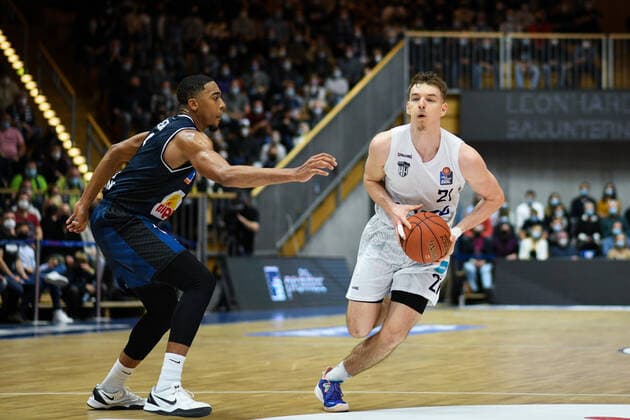 Justus Hollatz (Hamburg Towers) im Zweikampf mit Jaren Lewis (Merlins Crailsheim), GER, HAKRO Merlins Crailsheim vs. Hamburg Towers, 20.11.2021, 8. Spieltag easycredit Basketball Bundesliga, Spielzeit 2021 2022. GER, HAKRO Merlins Crailsheim vs. Hamburg Towers, 20.11.2021, 8. Spieltag easycredit Basketball Bundesliga, Spielzeit 2021 2022. Crailsheim Copyright: xEibner MichaelxMemmlerx EP_MMR