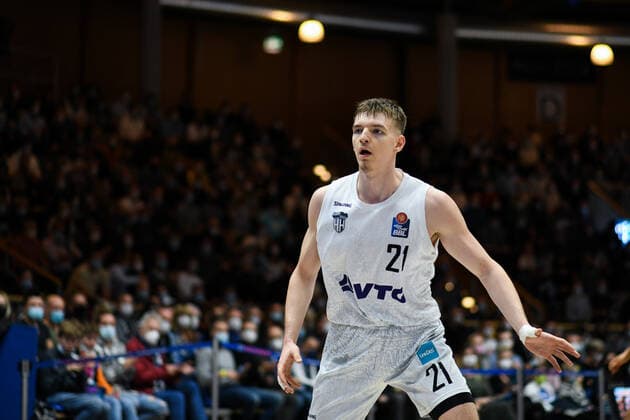 Justus Hollatz (Hamburg Towers) verteidigt, GER, HAKRO Merlins Crailsheim vs. Hamburg Towers, 20.11.2021, 8. Spieltag easycredit Basketball Bundesliga, Spielzeit 2021 2022. GER, HAKRO Merlins Crailsheim vs. Hamburg Towers, 20.11.2021, 8. Spieltag easycredit Basketball Bundesliga, Spielzeit 2021 2022. Crailsheim Copyright: xEibner MichaelxMemmlerx EP_MMR