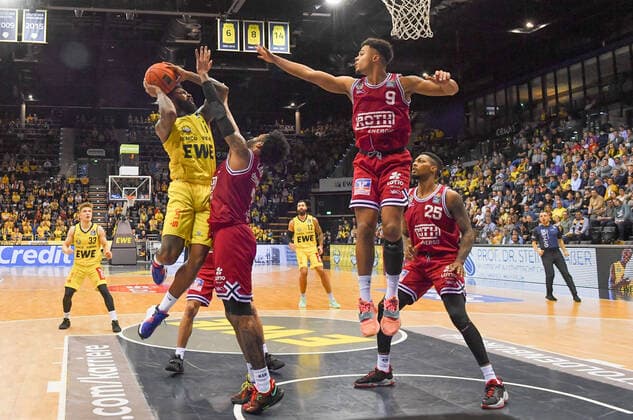 GER, Basketball,BCL, EWE Baskets Oldenburg vs JobStairs Giessen 46ers 20.11.2021, EWE Arena, Oldenburg, GER, easy Credit-BBL, EWE Baskets Oldenburg vs JobStairs Giessen 46ers , im Bild Cameron CLARK ( EWE Baskets Oldenburg 15 ) Brayon BLAKE( JobStairs Giessen 46ers 3 ) Maximilian Maalik BEGUE( JobStairs Giessen 46ers 9 ) j25