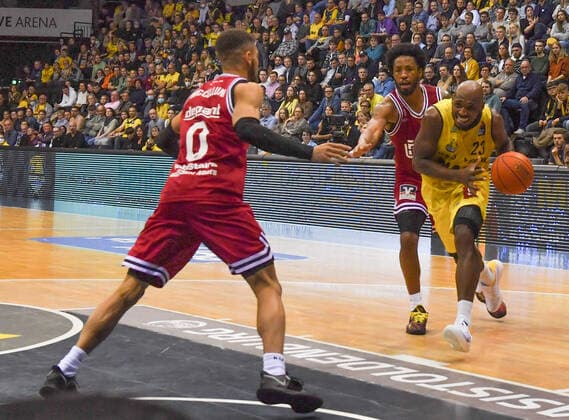 GER, Basketball,BCL, EWE Baskets Oldenburg vs JobStairs Giessen 46ers 20.11.2021, EWE Arena, Oldenburg, GER, easy Credit-BBL, EWE Baskets Oldenburg vs JobStairs Giessen 46ers , im Bild Rickey PAULDING ( EWE Baskets Oldenburg 23 ) Kendale Deshawn McCULLUM( JobStairs Giessen 46ers 0 ) Brayon BLAKE( JobStairs Giessen 46ers 3 )