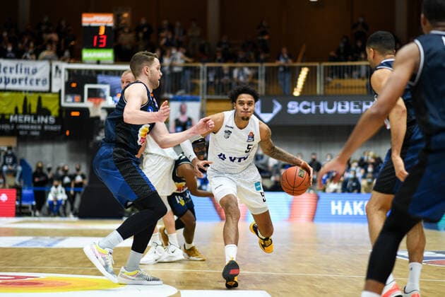 Caleb Homesley (Hamburg Towers) im Zweikampf mit Fabian Bleck (Merlins Crailsheim), GER, HAKRO Merlins Crailsheim vs. Hamburg Towers, 20.11.2021, 8. Spieltag easycredit Basketball Bundesliga, Spielzeit 2021 2022. GER, HAKRO Merlins Crailsheim vs. Hamburg Towers, 20.11.2021, 8. Spieltag easycredit Basketball Bundesliga, Spielzeit 2021 2022. Crailsheim Copyright: xEibner MichaelxMemmlerx EP_MMR