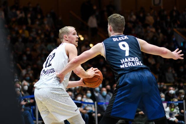 Seth Hinrichs (Hamburg Towers) im Zweikampf mit Fabian Bleck (Merlins Crailsheim), GER, HAKRO Merlins Crailsheim vs. Hamburg Towers, 20.11.2021, 8. Spieltag easycredit Basketball Bundesliga, Spielzeit 2021 2022. GER, HAKRO Merlins Crailsheim vs. Hamburg Towers, 20.11.2021, 8. Spieltag easycredit Basketball Bundesliga, Spielzeit 2021 2022. Crailsheim Copyright: xEibner MichaelxMemmlerx EP_MMR