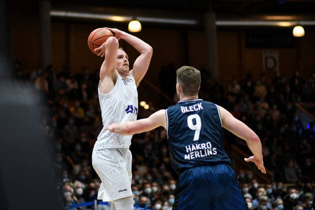 Seth Hinrichs (Hamburg Towers) im Zweikampf mit Fabian Bleck (Merlins Crailsheim), GER, HAKRO Merlins Crailsheim vs. Hamburg Towers, 20.11.2021, 8. Spieltag easycredit Basketball Bundesliga, Spielzeit 2021 2022. GER, HAKRO Merlins Crailsheim vs. Hamburg Towers, 20.11.2021, 8. Spieltag easycredit Basketball Bundesliga, Spielzeit 2021 2022. Crailsheim Copyright: xEibner MichaelxMemmlerx EP_MMR