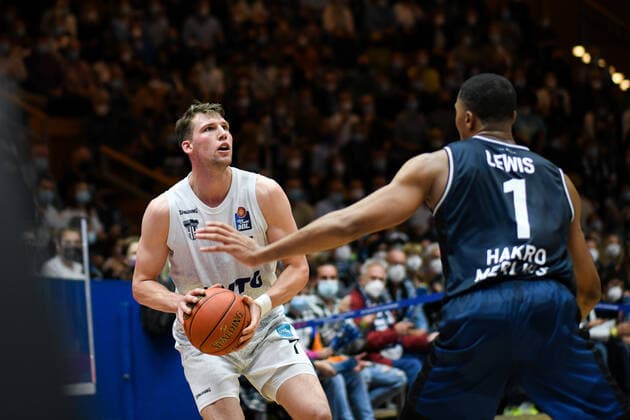 Lukas Meisner (Hamburg Towers) im Zweikampf mit Jaren Lewis (Merlins Crailsheim), GER, HAKRO Merlins Crailsheim vs. Hamburg Towers, 20.11.2021, 8. Spieltag easycredit Basketball Bundesliga, Spielzeit 2021 2022. GER, HAKRO Merlins Crailsheim vs. Hamburg Towers, 20.11.2021, 8. Spieltag easycredit Basketball Bundesliga, Spielzeit 2021 2022. Crailsheim Copyright: xEibner MichaelxMemmlerx EP_MMR