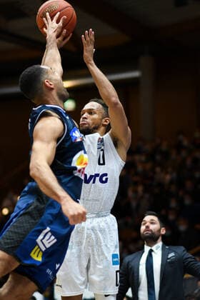 Jaylon Brown (Hamburg Towers) im Zweikampf mit Elias Lasisi (Merlins Crailsheim), GER, HAKRO Merlins Crailsheim vs. Hamburg Towers, 20.11.2021, 8. Spieltag easycredit Basketball Bundesliga, Spielzeit 2021 2022. GER, HAKRO Merlins Crailsheim vs. Hamburg Towers, 20.11.2021, 8. Spieltag easycredit Basketball Bundesliga, Spielzeit 2021 2022. Crailsheim Copyright: xEibner MichaelxMemmlerx EP_MMR