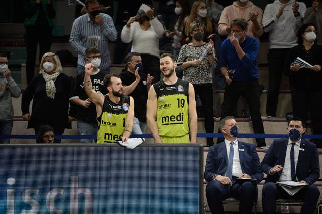 Bastian Doreth (10 medi Bayreuth) und Martynas Sajus (19 medi Bayreuth) bei der Partie medi Bayreuth vs syntainics MBC Weißenfels. Basketball, Bundesliga, 20.11.2021, Saison 2021 2022, 8. Spieltag. Copyright: xErikxHillmer EIBNERx EP_EHR medi Bayreuth vs syntainics MBC Weißenfels. Basketball, Bundesliga, 20.11.2021, Saison 2021 2022, 8. Spieltag Bayreuth Copyright: xErikxHillmer EIBNERx EP_EHR