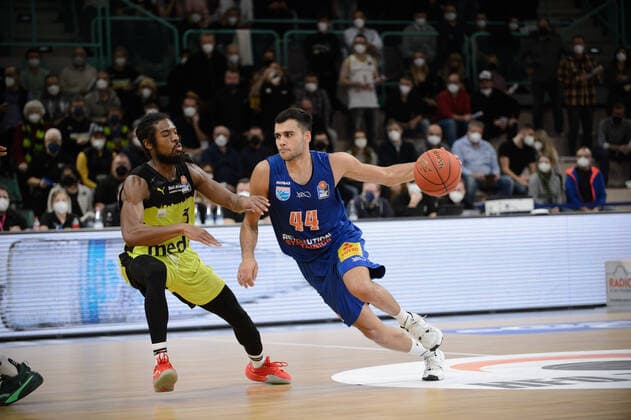 Nikola Rebic (44 MBC Weißenfels) gegen Marcus Thornton (3 medi Bayreuth) bei der Partie medi Bayreuth vs syntainics MBC Weißenfels. Basketball, Bundesliga, 20.11.2021, Saison 2021 2022, 8. Spieltag. Copyright: xErikxHillmer EIBNERx EP_EHR medi Bayreuth vs syntainics MBC Weißenfels. Basketball, Bundesliga, 20.11.2021, Saison 2021 2022, 8. Spieltag Bayreuth Copyright: xErikxHillmer EIBNERx EP_EHR
