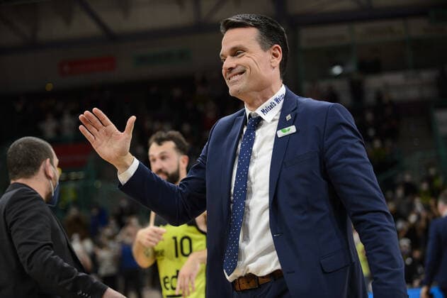 Jubel ueber den Sieg bei Raoul Korner (Trainer medi Bayreuth) nach der Partie medi Bayreuth vs syntainics MBC Weißenfels. Basketball, Bundesliga, 20.11.2021, Saison 2021 2022, 8. Spieltag. Copyright: xErikxHillmer EIBNERx EP_EHR medi Bayreuth vs syntainics MBC Weißenfels. Basketball, Bundesliga, 20.11.2021, Saison 2021 2022, 8. Spieltag Bayreuth Copyright: xErikxHillmer EIBNERx EP_EHR