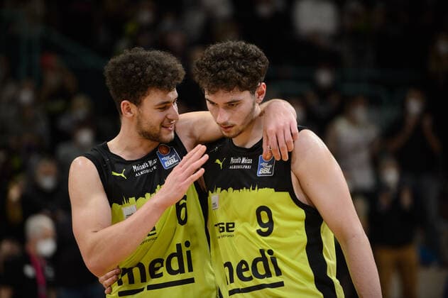 Jubel ueber den Sieg bei Kevin Wohlrath (6 medi Bayreuth) und Kay Bruhnke (9 medi Bayreuth) nach der Partie medi Bayreuth vs syntainics MBC Weißenfels. Basketball, Bundesliga, 20.11.2021, Saison 2021 2022, 8. Spieltag. Copyright: xErikxHillmer EIBNERx EP_EHR medi Bayreuth vs syntainics MBC Weißenfels. Basketball, Bundesliga, 20.11.2021, Saison 2021 2022, 8. Spieltag Bayreuth Copyright: xErikxHillmer EIBNERx EP_EHR
