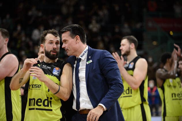 Jubel ueber den Sieg bei Raoul Korner (Trainer medi Bayreuth) und Bastian Doreth (10 medi Bayreuth) nach der Partie medi Bayreuth vs syntainics MBC Weißenfels. Basketball, Bundesliga, 20.11.2021, Saison 2021 2022, 8. Spieltag. Copyright: xErikxHillmer EIBNERx EP_EHR medi Bayreuth vs syntainics MBC Weißenfels. Basketball, Bundesliga, 20.11.2021, Saison 2021 2022, 8. Spieltag Bayreuth Copyright: xErikxHillmer EIBNERx EP_EHR