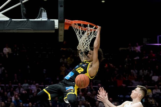 Basketball Loewen Braunschweig - MHP Riesen Ludwigsburg Jonah Radebaugh (Nr. 12 MHP Riesen Ludwigsburg) dunk dunkin Basketball Loewen Braunschweig - MHP Riesen Ludwigsburg, Basketball, BBL, Saison 2021 2022, 20.11.2021 Braunschweig Copyright: xEibner-Pressefoto Jan-FredericxHelbigx
