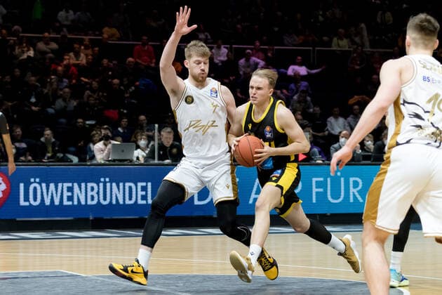 Basketball Loewen Braunschweig - MHP Riesen Ludwigsburg Lukas Herzog (Nr. 11 MHP Riesen Ludwigsburg) vs Luc van Slooten (Nr. 4 Basketball Loewen Braunschweig) Basketball Loewen Braunschweig - MHP Riesen Ludwigsburg, Basketball, BBL, Saison 2021 2022, 20.11.2021 Braunschweig Copyright: xEibner-Pressefoto Jan-FredericxHelbigx