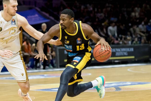 Basketball Loewen Braunschweig - MHP Riesen Ludwigsburg Yorman Polas Bartolo (Nr. 13 MHP Riesen Ludwigsburg) vs Martin Peterka (Nr. 15 Basketball Loewen Braunschweig) Basketball Loewen Braunschweig - MHP Riesen Ludwigsburg, Basketball, BBL, Saison 2021 2022, 20.11.2021 Braunschweig Copyright: xEibner-Pressefoto Jan-FredericxHelbigx
