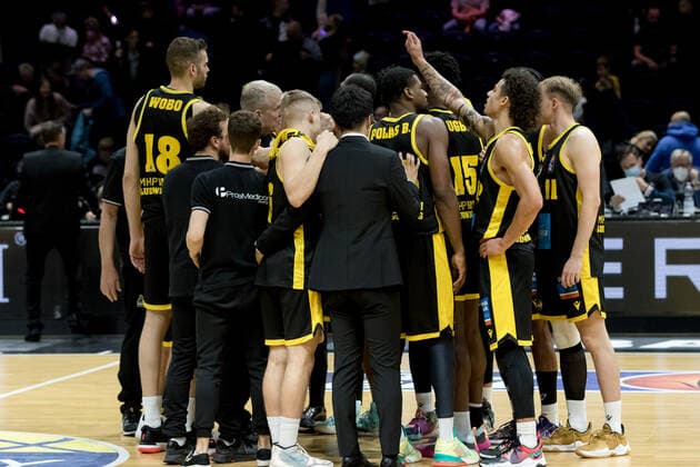 Basketball Loewen Braunschweig - MHP Riesen Ludwigsburg Teamkreis Sieg Basketball Loewen Braunschweig - MHP Riesen Ludwigsburg, Basketball, BBL, Saison 2021 2022, 20.11.2021 Braunschweig Copyright: xEibner-Pressefoto Jan-FredericxHelbigx