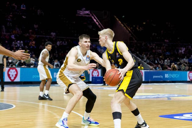 Basketball Loewen Braunschweig - MHP Riesen Ludwigsburg Jacob Patrick (Nr. 2 MHP Riesen Ludwigsburg) vs David Kraemer (Nr. 1 Basketball Loewen Braunschweig) Basketball Loewen Braunschweig - MHP Riesen Ludwigsburg, Basketball, BBL, Saison 2021 2022, 20.11.2021 Braunschweig Copyright: xEibner-Pressefoto Jan-FredericxHelbigx