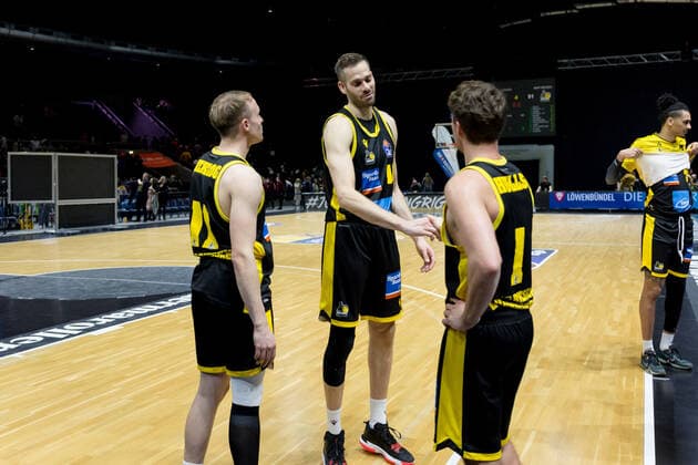 Basketball Loewen Braunschweig - MHP Riesen Ludwigsburg abklatschen sieg Basketball Loewen Braunschweig - MHP Riesen Ludwigsburg, Basketball, BBL, Saison 2021 2022, 20.11.2021 Braunschweig Copyright: xEibner-Pressefoto Jan-FredericxHelbigx