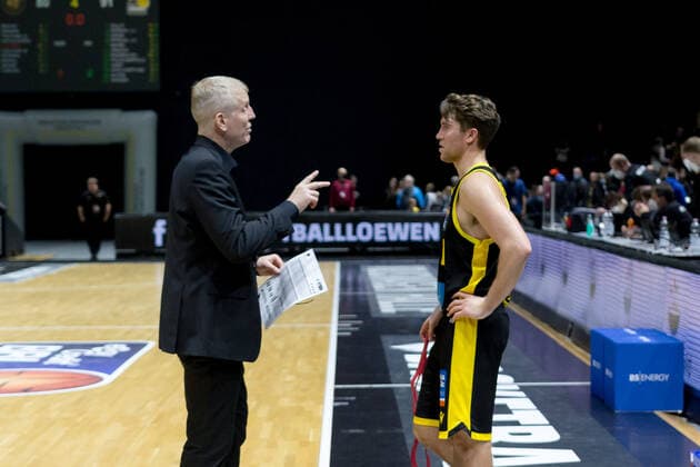 Basketball Loewen Braunschweig - MHP Riesen Ludwigsburg John Patrick (Trainer MHP Riesen Ludwigsburg) nach dem spiel mit Jordan Hulls (Nr. 1 MHP Riesen Ludwigsburg) Basketball Loewen Braunschweig - MHP Riesen Ludwigsburg, Basketball, BBL, Saison 2021 2022, 20.11.2021 Braunschweig Copyright: xEibner-Pressefoto Jan-FredericxHelbigx