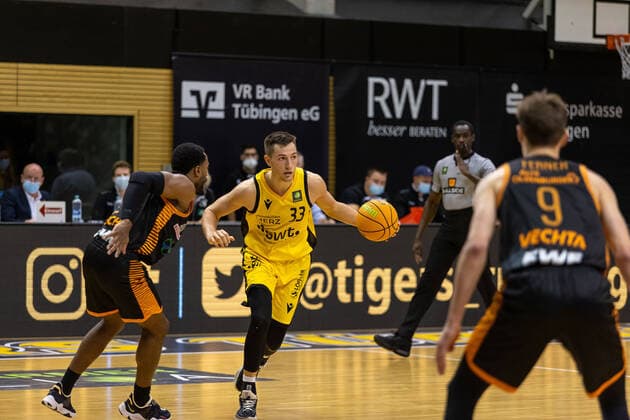 Ryan Mikesell (Tigers Tuebingen, 33) Tigers Tuebingen vs. Rasta Vechta, 2. Basketball Bundesliga, Pro A, Barmer 2 Basketball, 11. Spieltag , Spielzeit 2021 2022, 20.11.2021 Tigers Tuebingen vs Rasta Vechta, 2. Basketball Bundesliga, Pro A, Barmer 2 Basketball, 11. Spieltag, Spielzeit 2021 2022, 20.11.2021 Rottenburg am Neckar Copyright: xNinaxSanderx xEibnerxPressefotox EP_NSR