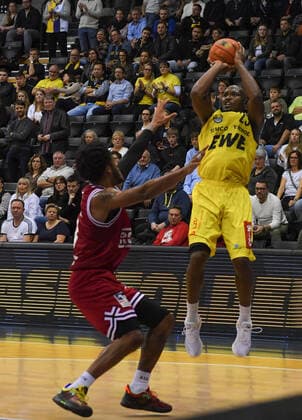 GER, Basketball,BCL, EWE Baskets Oldenburg vs JobStairs Giessen 46ers 20.11.2021, EWE Arena, Oldenburg, GER, easy Credit-BBL, EWE Baskets Oldenburg vs JobStairs Giessen 46ers , im Bild Rickey PAULDING ( EWE Baskets Oldenburg 23 ) Brayon BLAKE( JobStairs Giessen 46ers 3 )