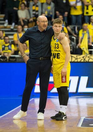 GER, Basketball,BCL, EWE Baskets Oldenburg vs JobStairs Giessen 46ers 20.11.2021, EWE Arena, Oldenburg, GER, easy Credit-BBL, EWE Baskets Oldenburg vs JobStairs Giessen 46ers , im Bild Mladen DRIJENCIC ( EWE Baskets Oldenburg Head-Coach Trainer ) und Bennet HUNDT ( EWE Baskets Oldenburg 33 ) am Spielfeldrand