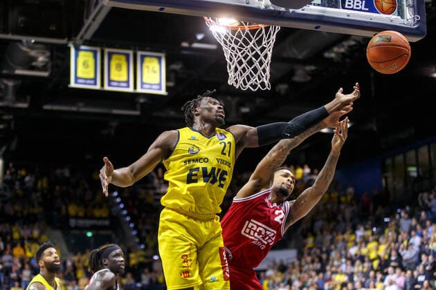 Oldenburg, Niedersachsen, DEU, 20.11.2021, Tai Odiase (links, EWE Baskets Oldenburg) und Phillip Darnell Fayne II (rechts, JobStairs Giessen 46ers). EWE Baskets Oldenburg vs. JobStairs Giessen 46ers. 1. Basketball-Bundesliga Saison 2021 2022, 8. Spieltag, Grosse EWE Arena. EWE Baskets Oldenburg vs. JobStairs Giessen 46ers
