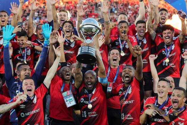 Bilder des Jahres 2021, Sport 11 November Sport Themen der Woche KW46 Sport Bilder des Tages Paranaense players celebrate with the trophy after winning the Copa Sudamericana final against Bragantino, at the Centenario Stadium in Montevideo, Uruguay, 20 November 2021. With goal by Maycon Vinicius Nikão , Atletico Paranaense beat Red Bull Bragantino and was crowned champion of the 2021 Copa Sudamericana. Atletico Paranaense champion of the Copa Sudamericana 2021 !ACHTUNG: NUR REDAKTIONELLE NUTZUNG!  Copyright: xRaúlxMartínezx AMDEP3844 20211120-66a5d898b8e916facc35bdb9605e77c5893866af