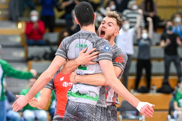 Bilder des Jahres 2021, Sport 11 November Sport Themen der Woche KW46 Sport Bilder des Tages Hachinger Spieler bejubeln einen Punktgewinn, Jubel, celebration, Jubel ueber den Punkt, optimistisch, Action, Aktion, 20.11.2021, Unterhaching (Deutschland), Volleyball, 1. Bundesliga, TSV Haching München - SWD powervolleys Düren, DFB DFL REGULATIONS PROHIBIT ANY USE OF PHOTOGRAPHS AS IMAGE SEQUENCES AND OR QUASI-VIDEO. *** Haching players celebrate a point win, jubilation, celebration, jubilation about the point, optimistic, action, action, 20 11 2021, Unterhaching Germany , Volleyball, 1 Bundesliga, TSV Haching München SWD powervolleys Düren, DFB DFL REGULATIONS PROHIBIT ANY USE OF PHOTOGRAPHS AS IMAGE SEQUENCES AND OR QUASI VIDEO xslx