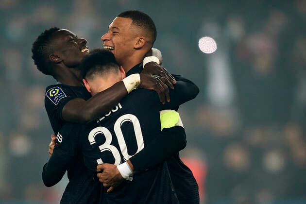 Sport Themen der Woche KW46 Sport Bilder des Tages Paris Saint Germain v FC Nantes - Ligue 1 Uber Eats Leo Messi of PSG celebrates with Kylian Mbappe after scoring his sides first goal during the Ligue 1 Uber Eats match between Paris Saint Germain and FC Nantes at Parc des Princes on November 20, 2021 in Paris, France. Paris France  Copyright: xJosexBretonx breton-parissai211120_npla6