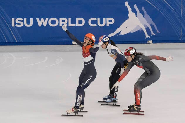 Bilder des Jahres 2021, Sport 11 November Sport Themen der Woche KW46 Sport Bilder des Tages (211121) -- DEBRECEN, Nov. 21, 2021 -- Suzanne Schulting (L) of the Netherlands celebrates after the women s 1500m final at the ISU World Cup Short Track Speed skating, Eisschnelllauf series in Debrecen, Hungary, Nov. 20, 2021. (Photo by Xinhua) (SP)HUNGARY-DEBRECEN-SHORT TRACK-ISU WORLD CUP-WOMEN S 1500M AttilaxVolgyi 