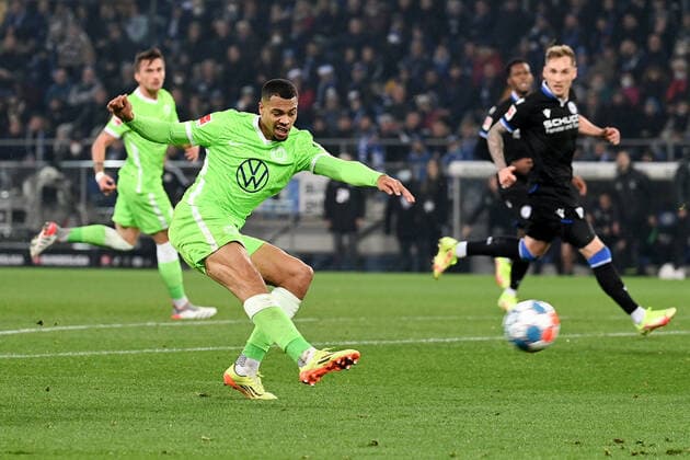 Sport Themen der Woche KW46 Sport Bilder des Tages (211121) -- BIELEFELD, Nov. 21, 2021 -- Lukas Nmecha (front) of Wolfsburg shoots during the German first division Bundesliga football match between DSC Arminia Bielefeld and VfL Wolfsburg in Bielefeld, Germany, Nov. 20, 2021. GERMANY OUT. FOR EDITORIAL USE ONLY. (Photo by Xinhua) (SP)GERMANY-BIELEFELD-FOOTBALL-BUNDESLIGA-BIELEFELD VS WOLFSBURG UlrichxHufnagel 