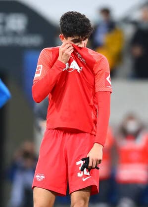 Hoffenheim - RB Leipzig 21.11.2021 Sinsheim, 20.11.2021, PreZero Arena, Fussball, Bundesliga , TSG 1899 Hoffenheim vs. RB Leipzig 2:0 (1:0) , Enttäuschte Leipziger Spieler nach der Niederlage. Im Bild: Hugo Novoa (38, RB Leipzig). , DFL regulations prohibit any use of photographs as image sequences and or quasi-video. ,