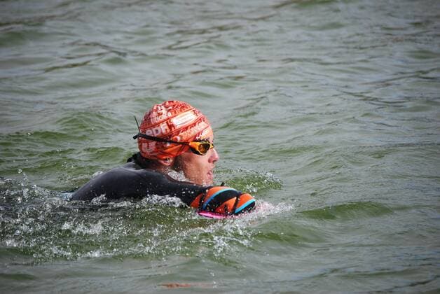 Bilder des Jahres 2021, Sport 11 November Sport Themen der Woche KW46 Sport Bilder des Tages French Paralympic swimmer Theo Curin in action to complete the longest swim trip ever made in Lake Titicaca, with a 120-kilometer course, between Copacabana (Bolivia) and the floating islands of the Uros, Peru, 20 November 2021. The French Paralympic medalist Theo Curin, whose limbs were amputated as a child due to meningitis, has made history this Saturday by completing together with two other expert swimmers the longest crossing ever made in Lake Titicaca, with 120 kilometers swam between Bolivia and Peru. EFE Fernando Gimeno Paralympic swimmer Theo Curin completes Titicaca s longest crossing !ACHTUNG: NUR REDAKTIONELLE NUTZUNG!  Copyright: xFernandoxGimenox AME8795 0142420765st